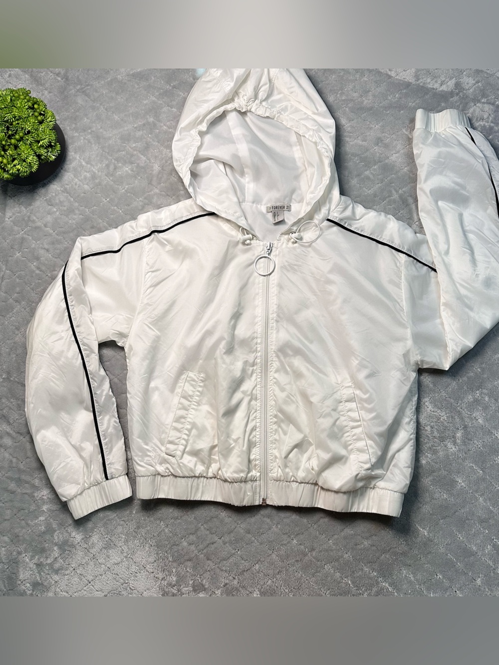 🤍 Y2K Sporty Chic Streetwear Casual Forever 21 White Hooded Windbreaker Jacket S